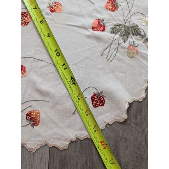 Vintage Round Embroidered Strawberry Tablecloth With Scalloped Edges 15" Diamete - Picture 6 of 6